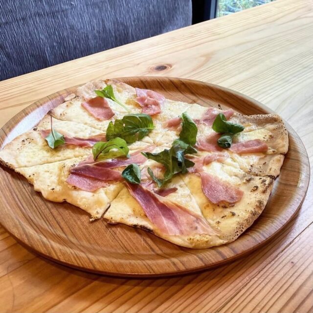 .
子安温泉の
#高山村の生ハムピザ ¥1,200

↑「高山村の生ハム」というのは
今朝THE TIME,の生中継で安住さんが食べていらした
TONYA佐藤さんの生ハムなのです☺️✨絶品✨

(この時のピザ生地も、実は子安温泉のピザ生地でした🤭)