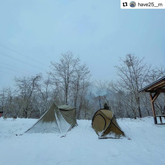 .
キャンプ場のご利用ありがとうございました😊✨✨

#Repost @have25__rn with @use.repost
・・・
🏕️
年明けキャンプは
4年ぶりの#子安温泉キャンプ場 でファミソロキャン⛺️
お嬢は初のガチ雪中キャンプ👧🏻

前回の子安温泉雪中キャンプはシュラフを忘れたので
今回はしっかりチェック✅
教訓が生きてますね😂

初日は雪が少なめかと思いきや
翌日ガッツリの降雪☃️

お風呂入り放題はやはり最高で✨
キッズには熱いかと心配だったけど
ちょっとずつ…最後にはしっかり浸かって
冷えた身体が温まりました♡

#子安温泉 #子連れキャンプ #アウトドアと子育て 子育て camping campingfamily campingwithkids