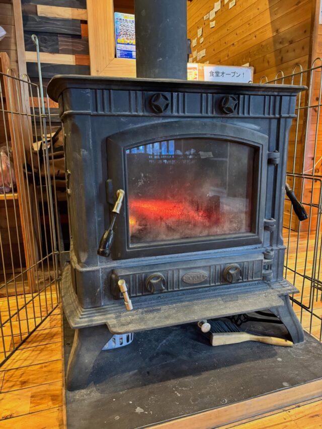 .
工事中は駐車場から歩いていただくようになるので、
玄関を入ってまずみなさん
あったかーい🥹と薪ストーブにあたっていかれます🤲

薪には、工事で出た木材を使わせてもらってます☺️✨
新築のいい匂いのする薪です🪵