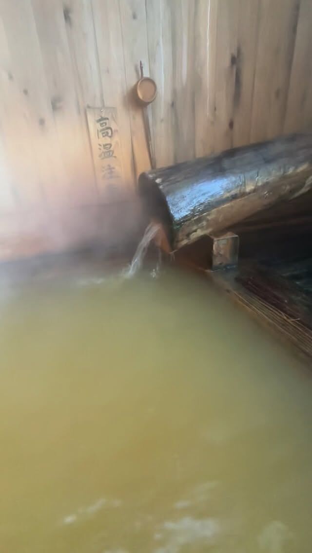 .
ちょっと薄暗くて
昔ながらの換気方法の
木造りの浴室
建て替えになる前にぜひ🥹

ちなみにこちらは男湯💁