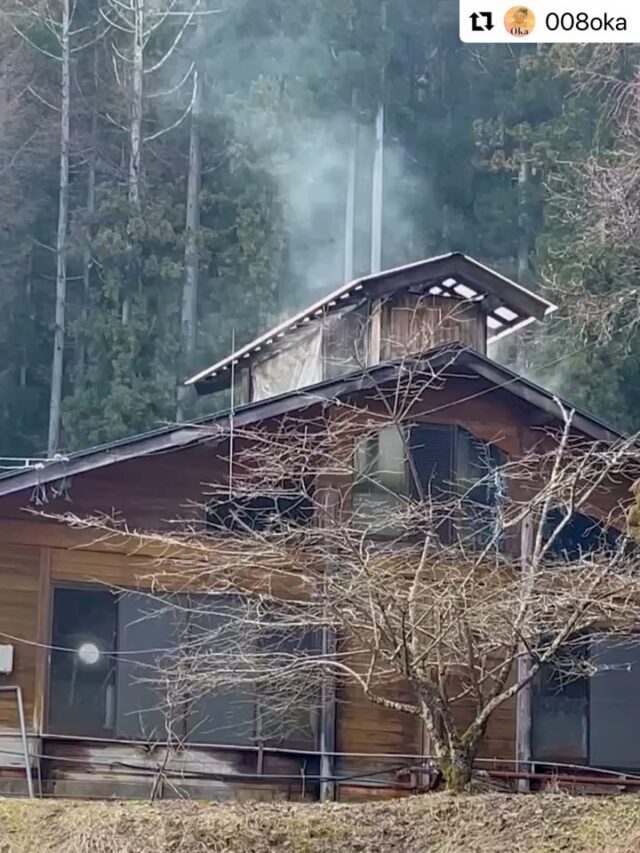 .
ご来場ありがとうございました😊✨✨

#Repost @008oka with @use.repost
・・・
「飛騨じゃねーし」🦅
北信濃の高山村 子安温泉

ネットの記事で、子安温泉が新築工事中と知り、出かけてみました。入浴・食事は従来の施設で変わらずに営業中。駐車場だった場所が新築現場です。

開業時（1991年）から使っているのでしょう。浴場の濡れた材木が黒光りしています。角が丸くなった床の厚い板、湯船の縁、丸太の湯口、源泉の水槽、湯気抜きの高い天井など、多くの人に愛されてきた浴場と、まもなくお別れです。

春先の寒い日で、外から見ると湯小屋から湯気が立ち上っていました。これも見納めかな。

浴場の写真は施設のHPから拝借。

源泉　子安温泉
泉質　含ヨウ素－ナトリウム・カルシウム－塩化物温泉 
泉温　　35.6℃
湧出量　48.9L/分
pH 6.8
溶存物質（ガス除く） 
　　　6677mg/kg
入浴料　500円

湯上がりに低温殺菌にこだわった地元のオブセ牛乳を飲んでいると、食堂からピザの良い香りが🍕。

夏ころ、新しい施設に切り替えのようです。🔍公式サイトを注目していましょう！

温泉施設が新しくなるのは楽しみですが、今の湯船に入れるうちにまた行かなくちゃ♨️🌸🌸🌸♨️

#信州の温泉 #北信濃の温泉 #子安温泉 #温泉好きな人と繋がりたい