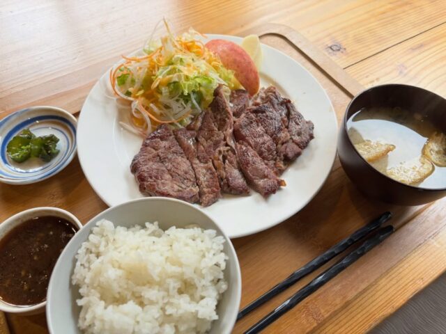 .
子安温泉の
#ステーキ定食　¥1500
ガツンといきたいときにはこれ✨
タレもおいしすぎて
これとご飯で無限に食べれそう🤤